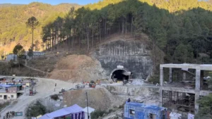 सुरंग पहाड़ी इलाके से होकर गुजरती है (IMAGE: BBC)