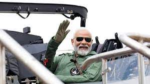 तेजस में उड़ान भरते हुए पीएम मोदी