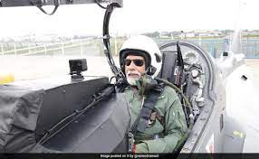 तेजस में उड़ान भरते हुए पीएम मोदी