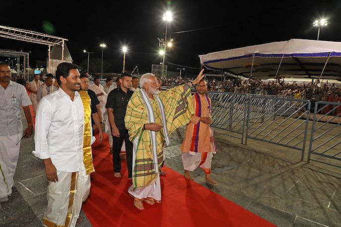 पीएम मोदी ने आंध्र प्रदेश के तिरुमाला मंदिर में की पूजा-अर्चना, शेयर की तस्वीरें