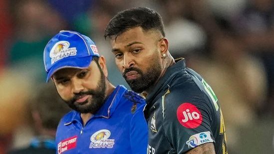 अहमदाबाद में IPL 2023 टी20 क्रिकेट मैच के दौरान मुंबई इंडियंस के तत्कालीन कप्तान रोहित शर्मा और गुजरात टाइटंस के तत्कालीन कप्तान हार्दिक पंड्या (पीटीआई)