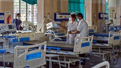 हैदराबाद में केंद्र द्वारा Covid एडवाइजरी जारी करने के बाद स्वास्थ्यकर्मी सरकारी बुखार अस्पताल में चिकित्सा उपकरणों और बिस्तरों की व्यवस्था करते हैं। (फोटो: पीटीआई)