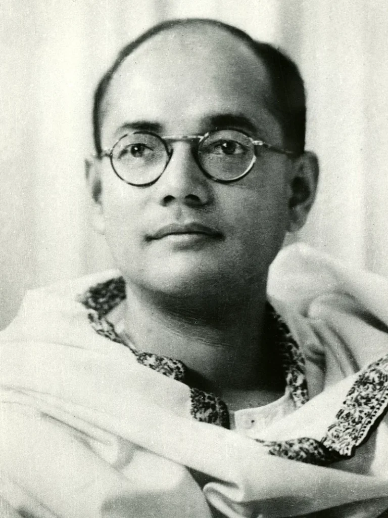संविधान सदन में नेताजी सुभाष चंद्र बोस को पीएम नरेंद्र मोदी ने पुष्पांजलि अर्पित की