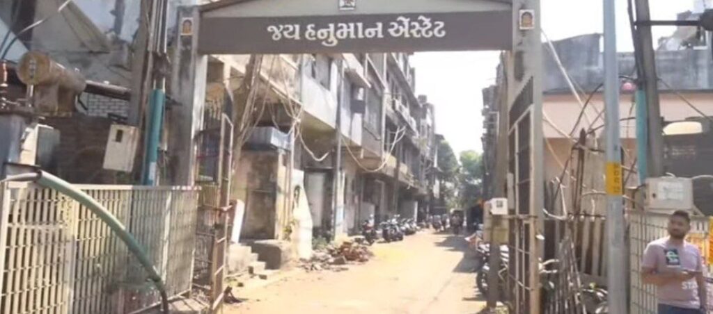 SURAT : प्लास्टिक गोदाम पर छापेमारी 3410 किलो प्रतिबंधित प्लास्टिक जब्त