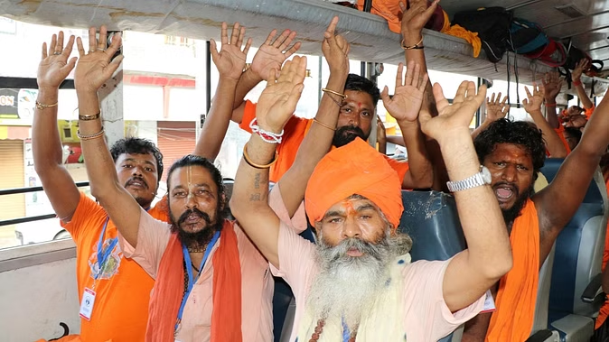 अमरनाथ यात्रियों का पहला बैच जम्मू बेस कैंप से निकला, LG मनोज सिन्हा ने दिखाई हरी झंडी