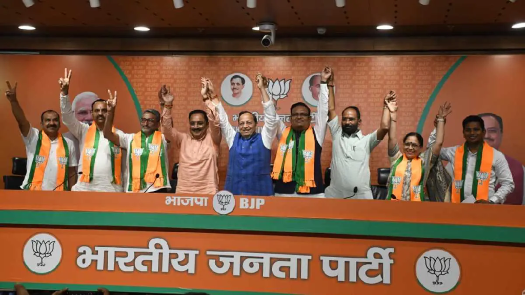 केजरीवाल को विधानसभा चुनाव से पहले बड़ा झटका, पूर्व मंत्री राजकुमार, विधायक समेत कई पार्षद BJP में शामिल