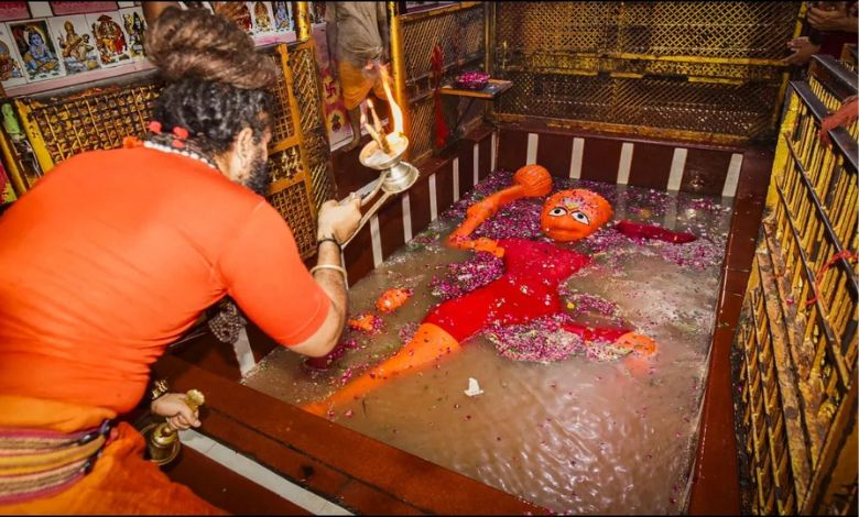 यूपी के इस मंदिर में साक्षात् मां गंगा कराती हैं भगवान हनुमान को स्नान, जानिए पूरी घटना ?