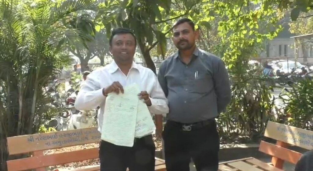 Surat ब्रेकिंग: पुना गांव में व्यावसायिक निर्माण के खिलाफ स्थानीय लोगों का विरोध, समाधान के लिए धरने पर बैठे