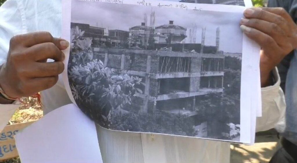 Surat ब्रेकिंग: पुना गांव में व्यावसायिक निर्माण के खिलाफ स्थानीय लोगों का विरोध, समाधान के लिए धरने पर बैठे