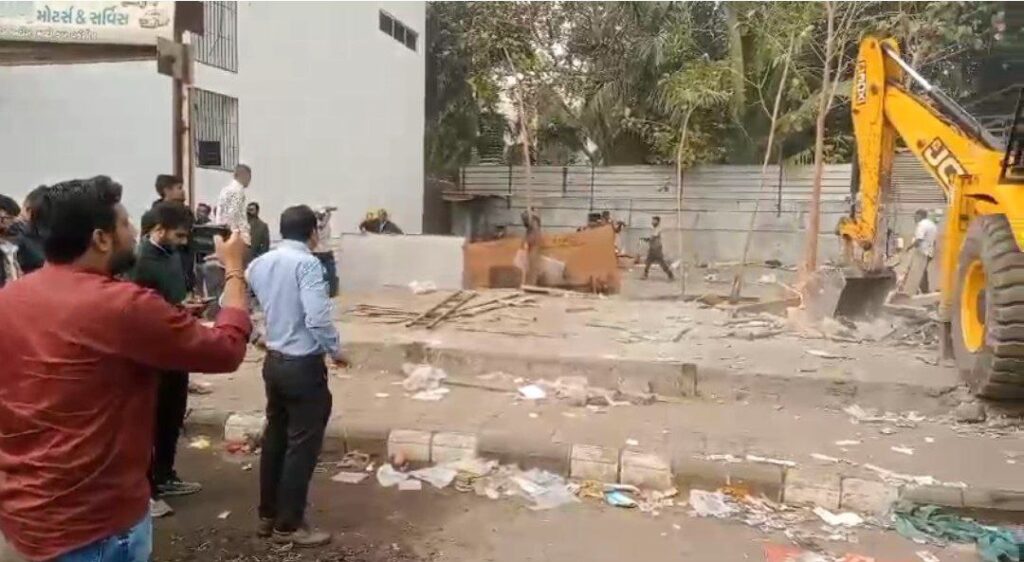 Surat में अवैध निर्माण पर बुलडोज़र: सरकारी जमीन को मुक्त कराने के लिए बड़ा तोड़फोड़ अभियान