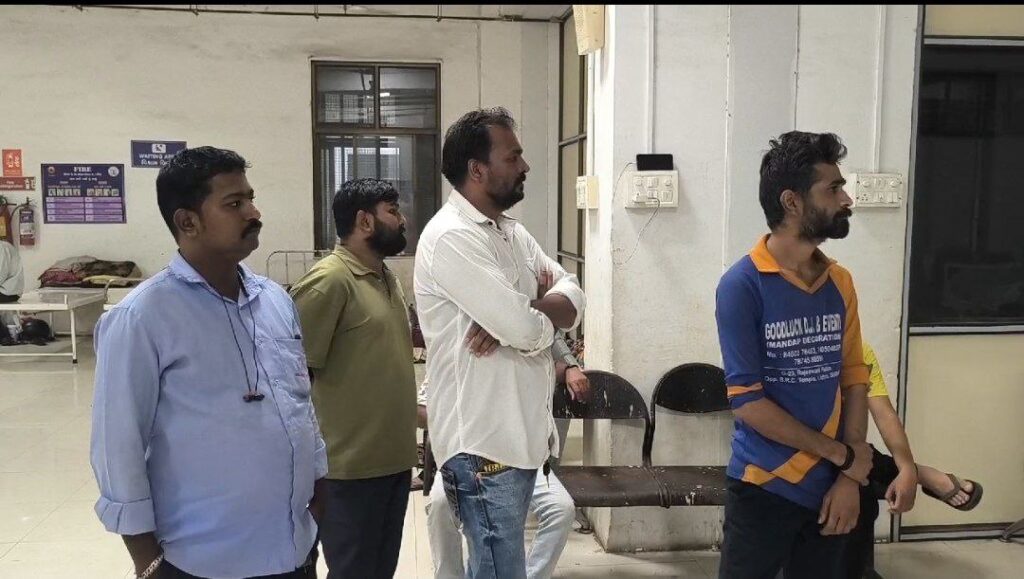 Surat सिविल अस्पताल की लापरवाही से गुस्साए परिजन, शव के लिए 4 घंटे तक भटकते रहे