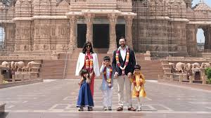 US Vice President: जेडी वेंस ने अपने परिवार के साथ अक्षरधाम का दौरा किया, परिवार भारतीय परिधान में नजर आया