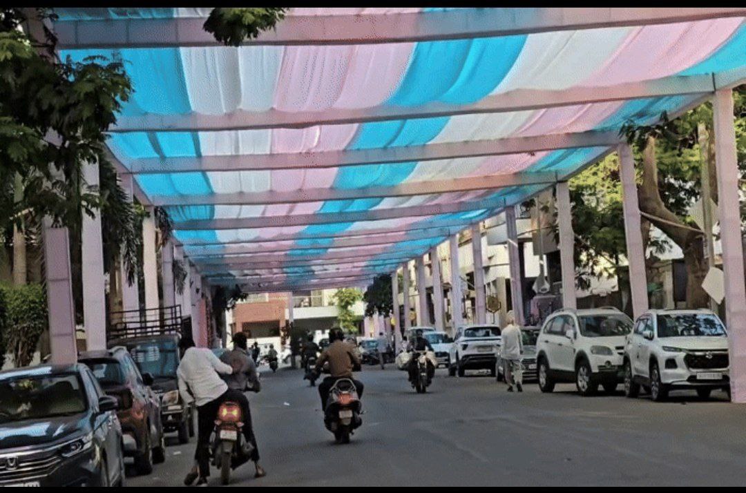 Surat में लोगों को भीषण गर्मी से बचाने के लिए जैन समुदाय द्वारा सड़क पर 1200 फुट ऊंचा मंडप बनाया गया।