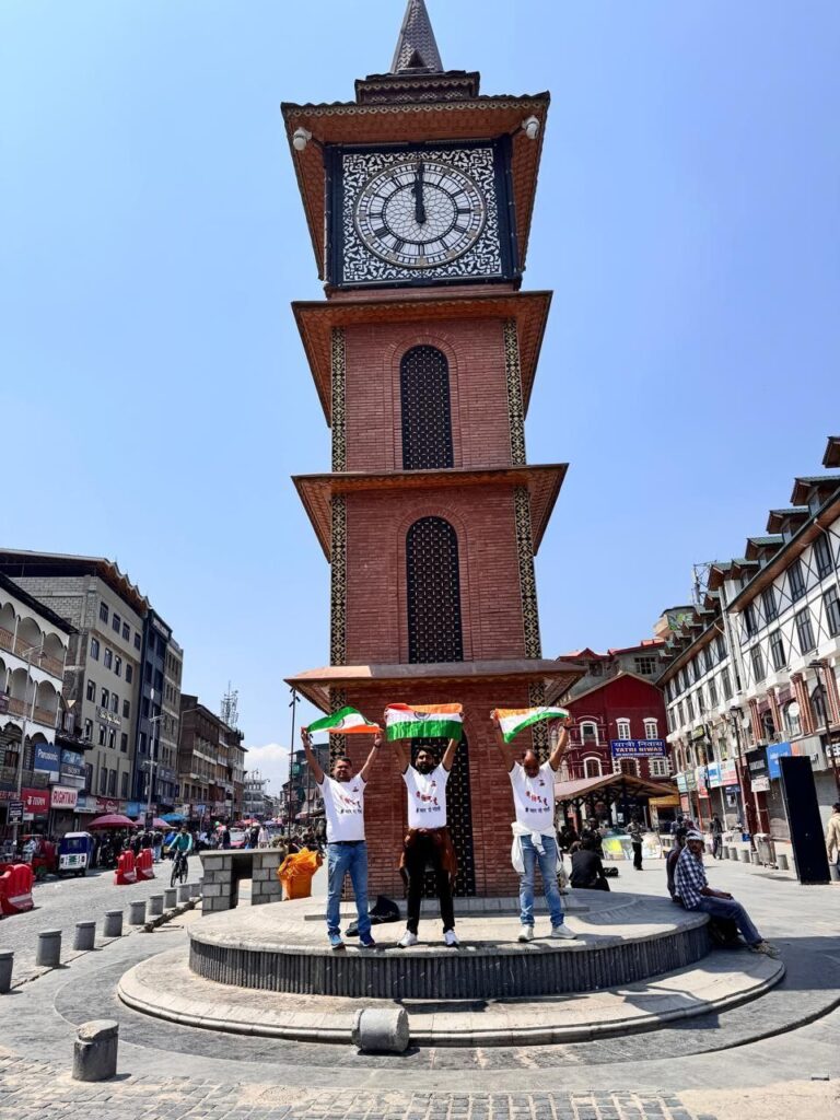 Pahalgam हमले का करारा जवाब: "मैं हिंदू हूं, गोली मार दो!" — सूरत के युवाओं की ललकार लाल चौक से!