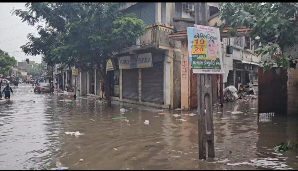सिमाडा क्रीक ओवरफ्लो: सूरत में बारिश के कहर से सोसायटियां जलमग्न