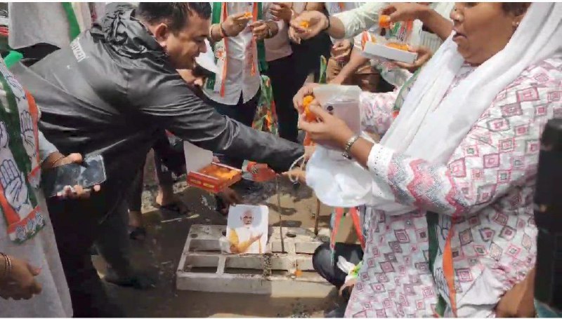 सूरत की खराब सड़कों पर गुस्सा फूटा! युथ कांग्रेस का अनोखा और ज़ोरदार विरोध प्रदर्शन