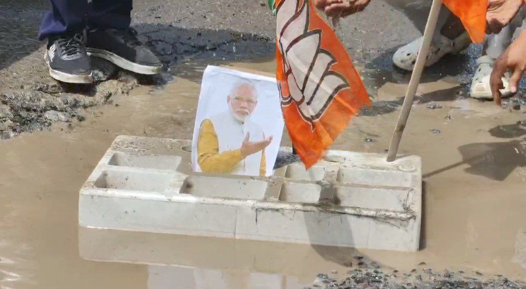 बारिश में उजागर हुई सूरत की खराब सड़कें, युथ कांग्रेस ने किया जोरदार प्रदर्शन