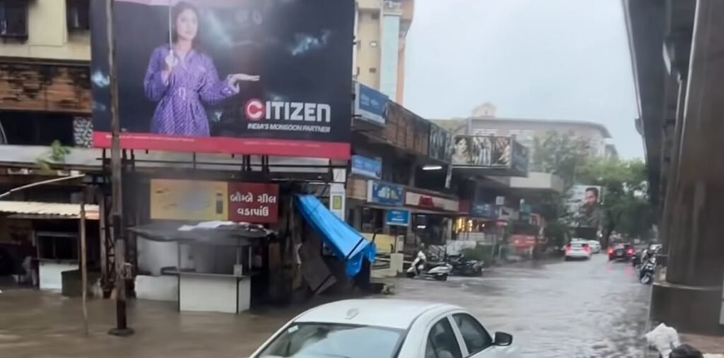 Gujarat Rain Alert: सूरत में भारी बारिश के कारण जलभराव और IMD रेड अलर्ट